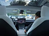 Il Robotaxi va in tilt e non esce dal parcheggio: disastro Tesla
