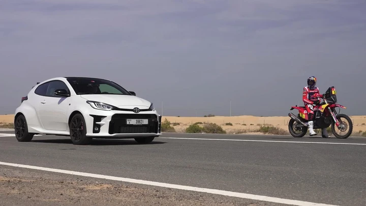 GasGas RX 450F vs Toyota GR Supra vs GR Yaris: chi vince la drag race? [VIDEO]