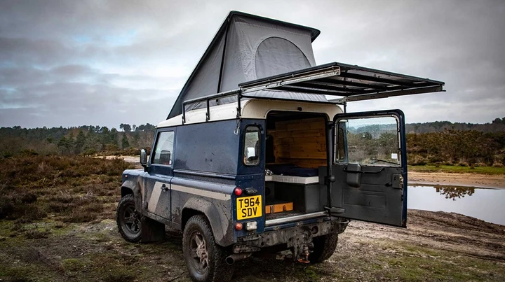 Land Rover Defender 90, l’iconico off-road si trasforma in un campervan