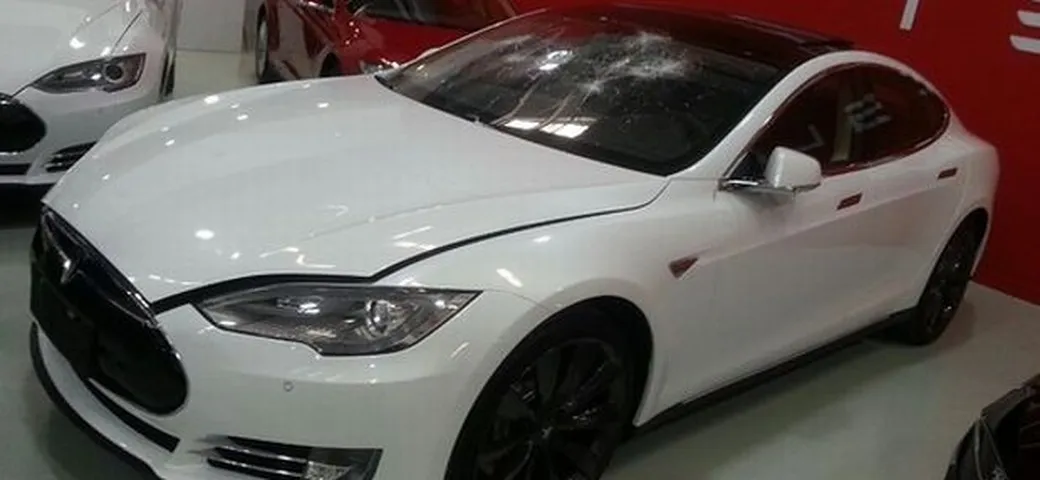 Tesla Model S: un cinese distrugge il parabrezza dopo averla ritirata. Protestava per il ritardo
