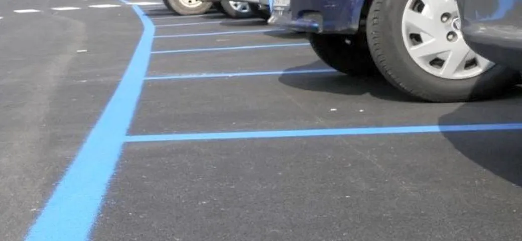 Parcheggia sulle strisce bianche, al ritorno sono blu: multa beffa