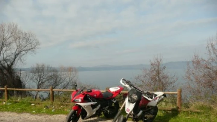 Foto del giorno: R1 2002 & Husqvarna 610 sul lungo lago di Anguillara