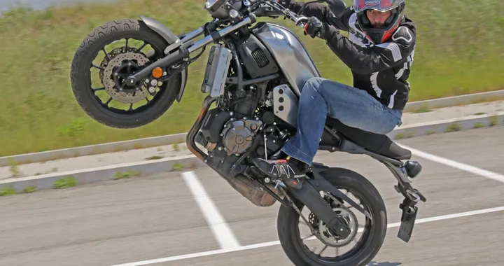Yamaha XSR 700: il video stunt dal gusto retrò