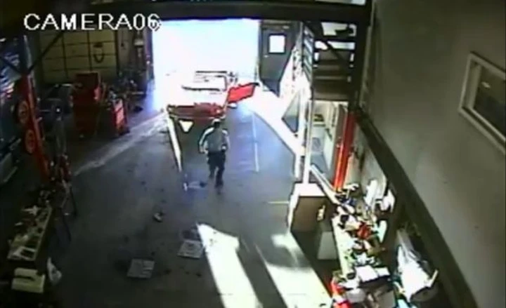 Il salvataggio di una Ford Mustang parcheggiata senza freno a mano