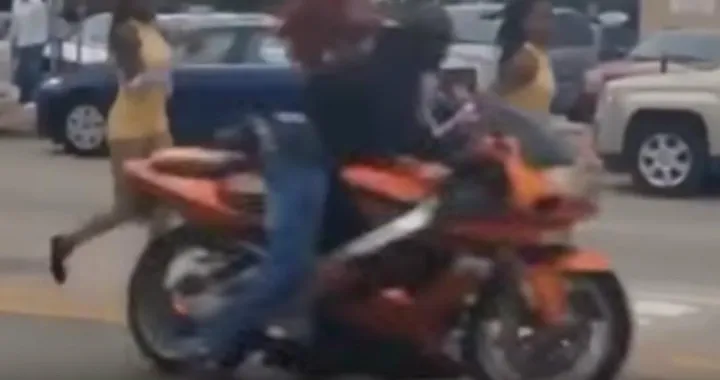 Folle in moto piomba come un missile sulle majorettes [Video]