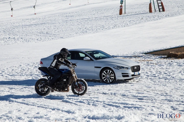 Triumph Street Triple VS Jaguar XE: le inglesi si sfidano sulla neve