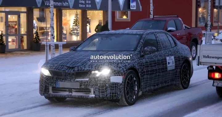 BMW i3, la nuova berlina della Neue Klasse nei test sulla neve
