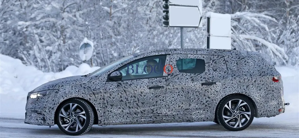 Renault Megane SporTour 2016: foto spia sulla neve