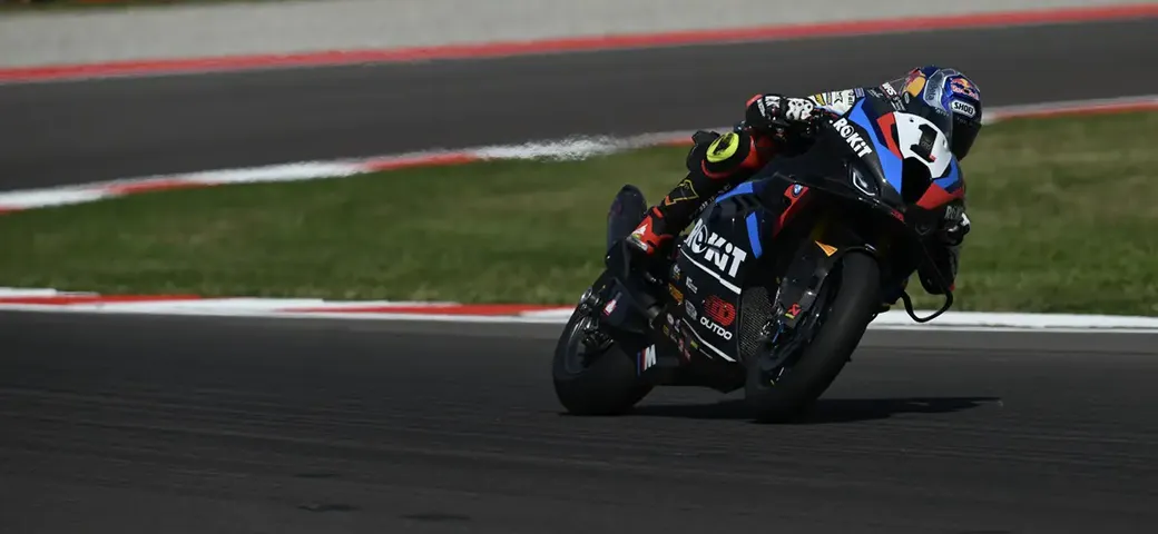 Toprak Razgatlioglu trionfa a Misano con una tripletta da record