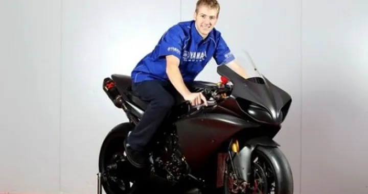 TT: Ian Hutchinson firma con Yamaha