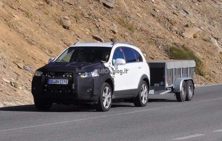 Chevrolet Captiva Facelift: foto spia del Suv