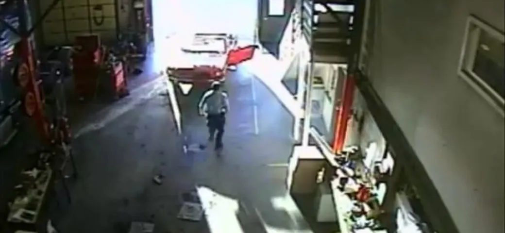 Il salvataggio di una Ford Mustang parcheggiata senza freno a mano