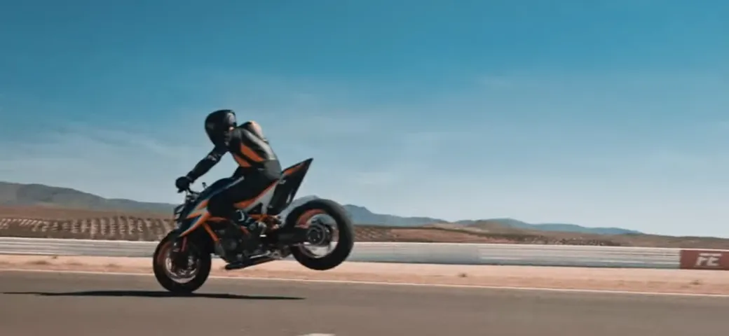 KTM 1290 Superduke: finalmente la si vede! [Video]