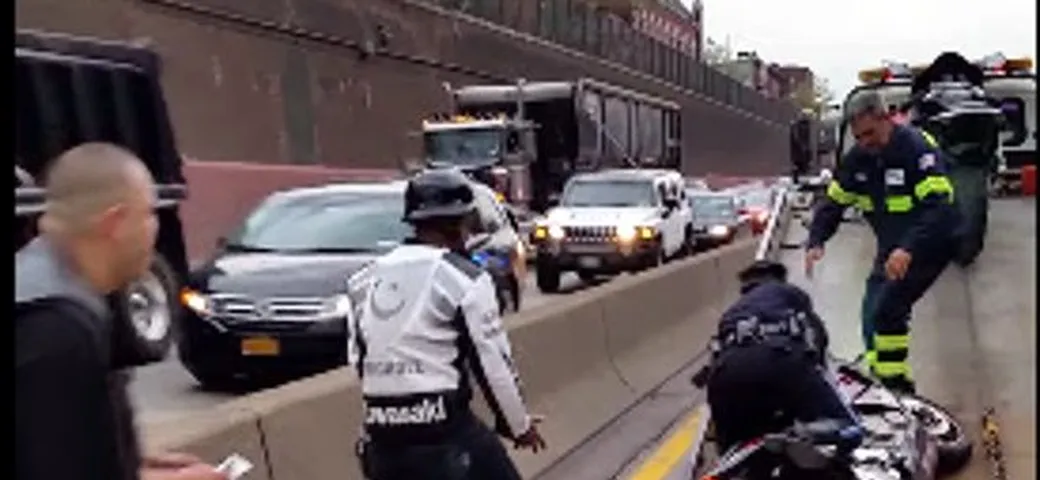 Epic fail: Poliziotta imbranata cade con moto sequestata [Video]