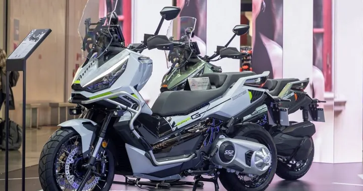 Zontes svela la serie 552: maxiscooter 531 cc, 52 CV e tecnologie premium