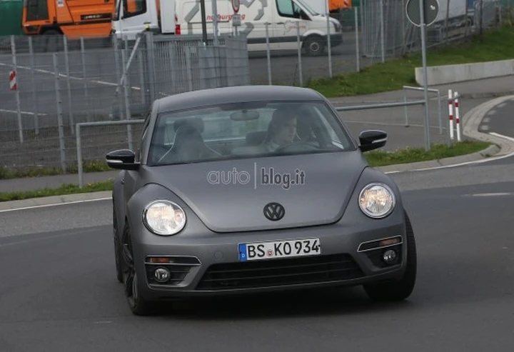 Volkswagen Beetle R: foto spia su strada