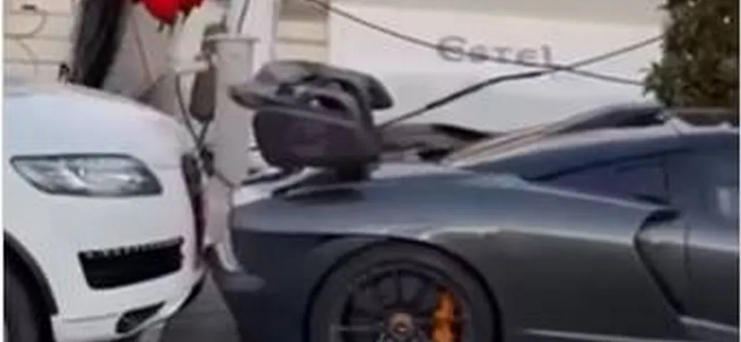 McLaren Senna tampona un'Audi Q7 vicino agli yacht | Video