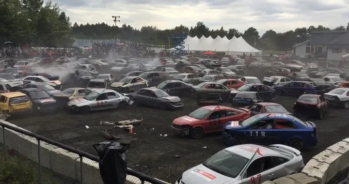 Il Demolition Derby con più auto è da Guinness dei Primati [Video]