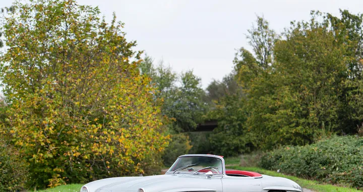 Mercedes-Benz 300 SL Roadster all'asta a Parigi con Bonhams