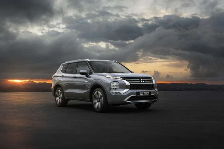 Nuovo Mitsubishi Outlander PHEV: potenza ibrida e design elegante