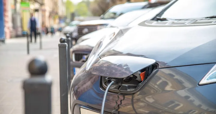 Auto elettrica in difficoltà: 3 su 10 pronti a tornare all'endotermico