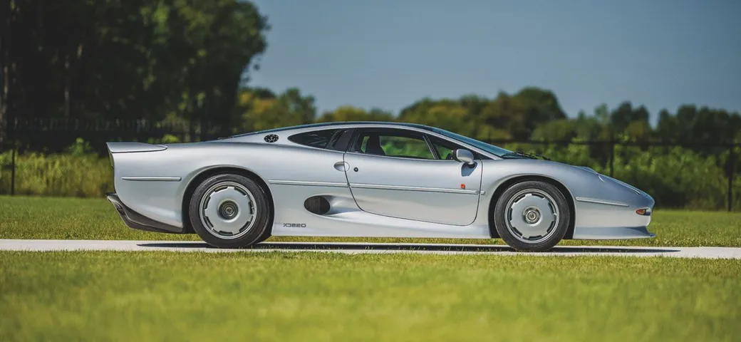 Jaguar XJ220: RM Sotheby's mette all'asta una di queste supercar