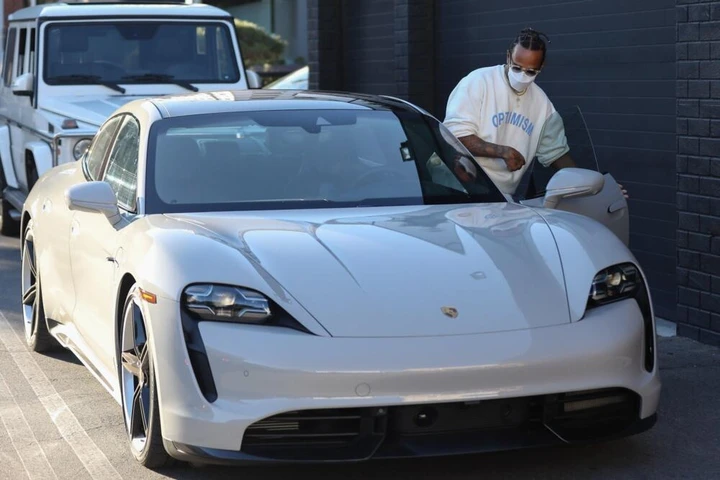 Lewis Hamilton viaggia in elettrico, ma della concorrenza: eccolo su una Taycan Turbo S