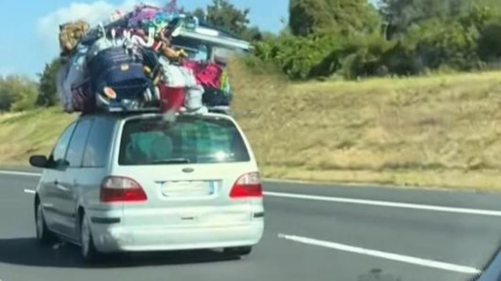 Semina il panico in autostrada con il suo carico extra large: scena assurda