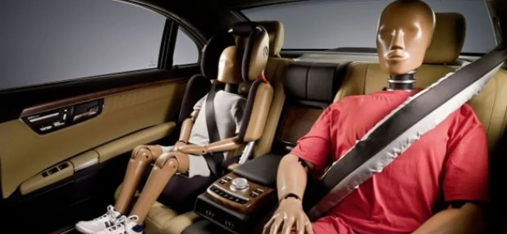 Mercedes: debutta il Beltbag per gli occupanti posteriori