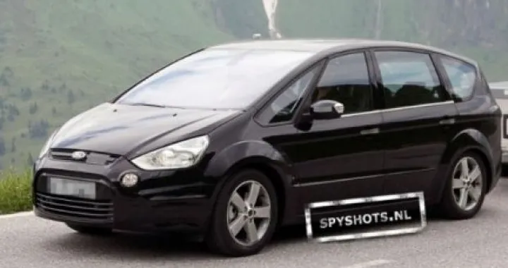 Ford S-Max: foto spia del restyling