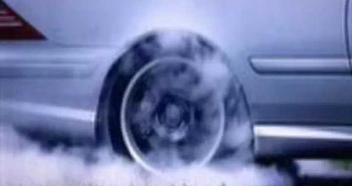 Tiro alla fune con la Mercedes CL65 AMG