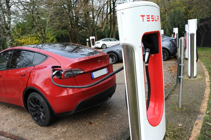 Tesla in picchiata verticale, azioni in calo: -42% in appena due mesi
