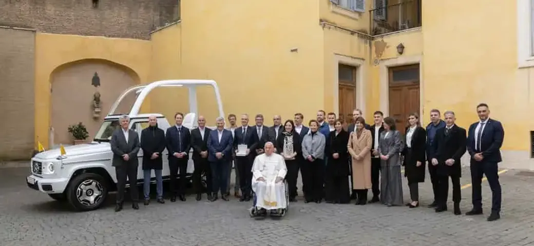 Tutte le auto di Papa Francesco: simboli di semplicità e solidarietà