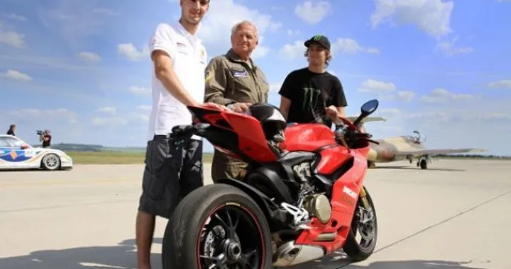 Ducati 1199 Panigale vs Air Fighter vs Porsche 911 GT3