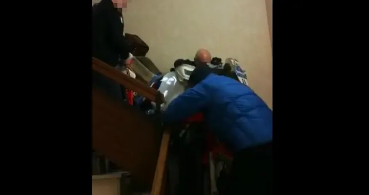 Trasloco moto BMW da raid sulle scale del condominio [Video]