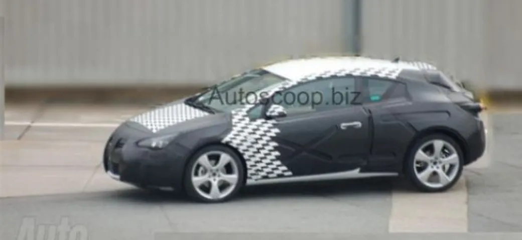 Opel Astra: foto spia della nuova GTC