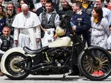 Papa Francesco riceve in dono una Harley-Davidson