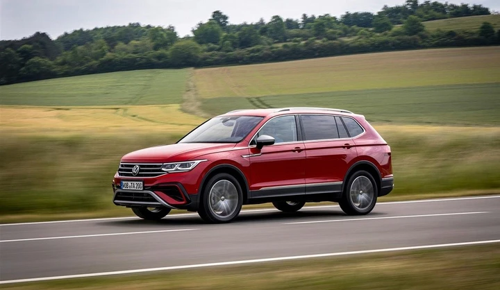Volkswagen Tiguan Allspace 2022: motori, allestimenti, prezzi