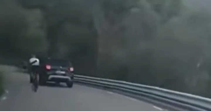 Ciclista sorpassa un SUV in discesa ma viene travolto [Video]