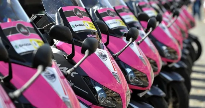 30 Yamaha TMAX "Giro d’Italia" al seguito della Corsa