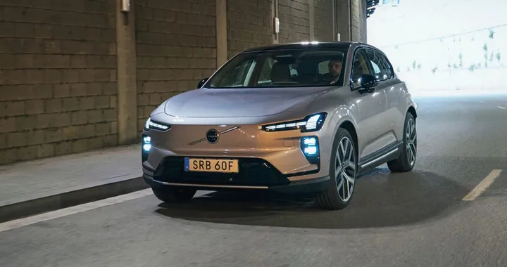 Volvo EX60, la produzione è in difficoltà: solo 39 auto consegnate a settembre