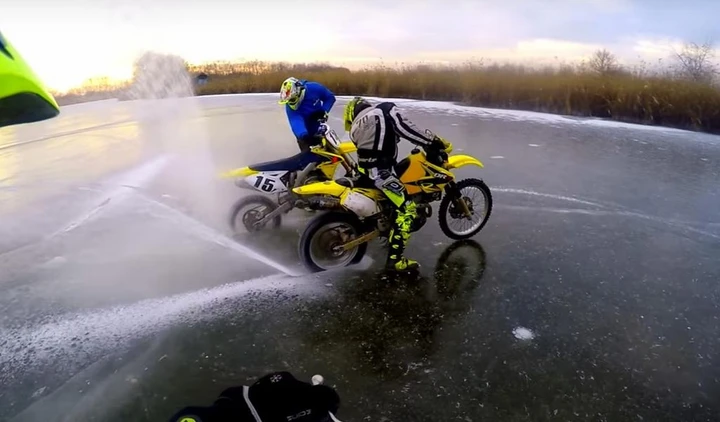 Acrobazie in moto sul lago ghiacciato [Video]