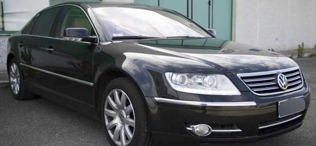 Auto blu su eBay: in vendita la Volkswagen Phaeton W12 a passo lungo