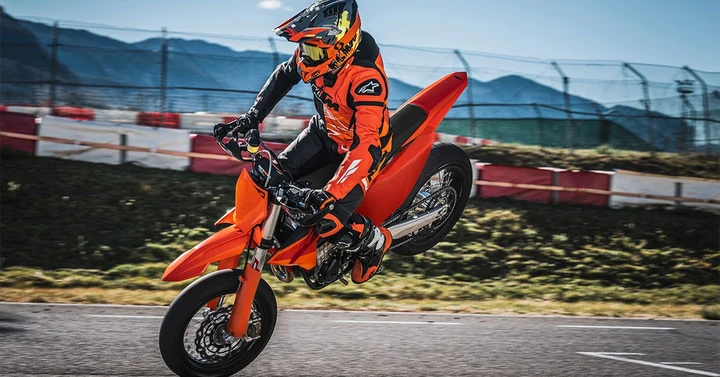 KTM 450 SMR 2027: 109 kg e 63 CV, è una Supermoto estrema