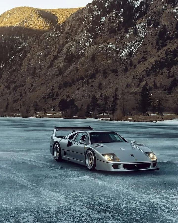 Ferrari F40 sfida la natura, la danza sul lago ghiacciato è puro spettacolo
