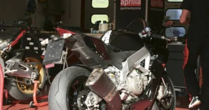 Foto Spia delle Aprilia Tuono V4 e RSV4 R  2010 in pista al Mugello