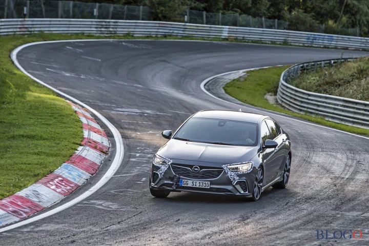 Opel Insignia GSi: velocissima al Nurburgring