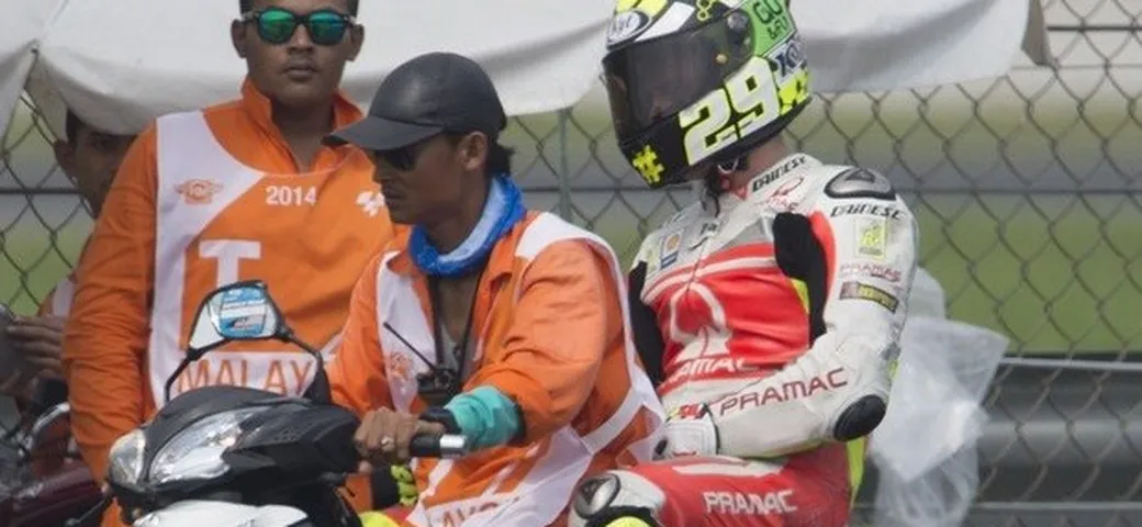 MotoGP Malesia 2014: Iannone abbattuto da Marquez, Pernat accusa Dorna