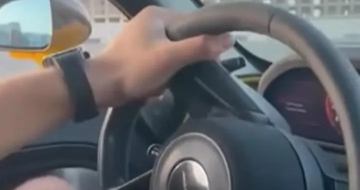 Accelera e si schianta con la McLaren 720S a Dubai [Video]
