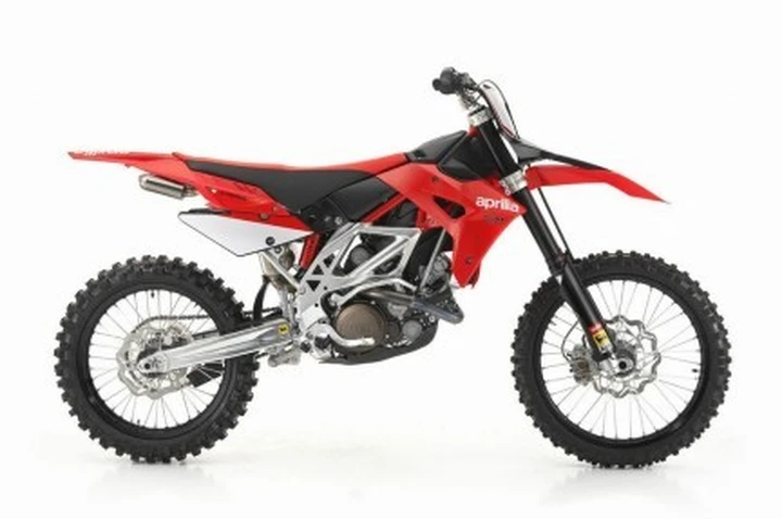 Debbutta ufficialmentel l'Aprilia cross bicilindrica: la MXV 450